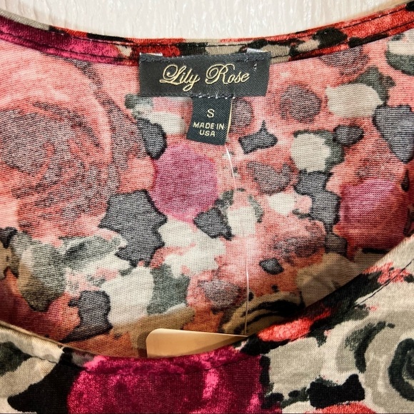 NEW Lily Rose Floral Rose Print Scoop Neck Blouse Small - Picture 2 of 16